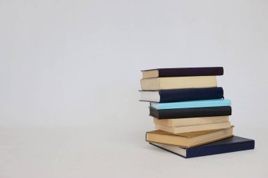 Beyaz arkaplan üzerine kitap yığını
