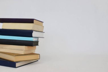 Beyaz arkaplan üzerine kitap yığını