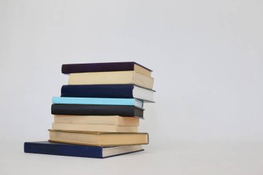 Beyaz arkaplan üzerine kitap yığını