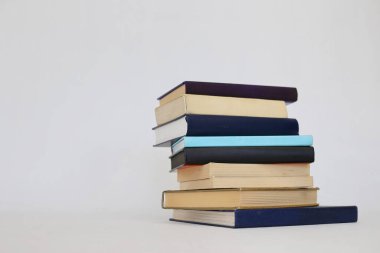 Beyaz arkaplan üzerine kitap yığını