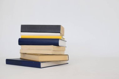 Beyaz arkaplan üzerine kitap yığını