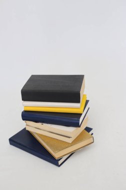 Beyaz arkaplan üzerine kitap yığını