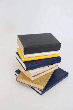 Beyaz arkaplan üzerine kitap yığını