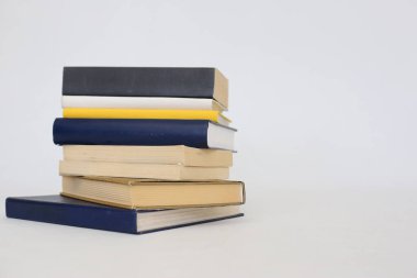 Beyaz arkaplan üzerine kitap yığını