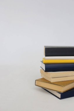Beyaz arkaplan üzerine kitap yığını