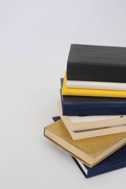 Beyaz arkaplan üzerine kitap yığını