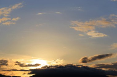 Gün batımında beyaz bulutlu mavi gökyüzü