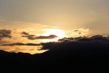 Gün batımında beyaz bulutlu mavi gökyüzü