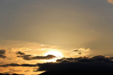 Gün batımında beyaz bulutlu mavi gökyüzü