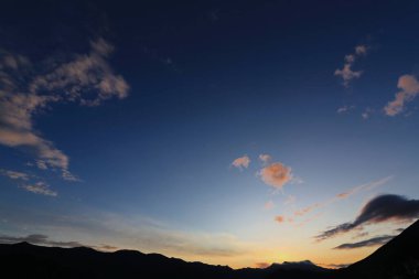 Denizin üzerinde güzel bir gün batımı