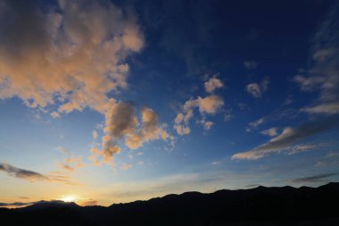 Dağların ardında güzel bir gün batımı