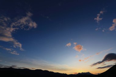 Denizin üzerinde güzel bir gün batımı