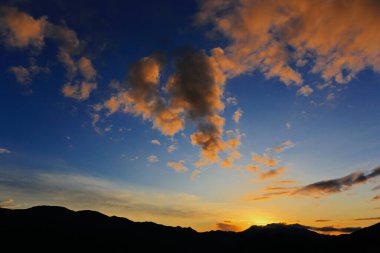 Güzel gün batımı gökyüzü bulutlu