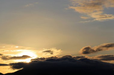 Güzel gün batımı gökyüzü bulutlu