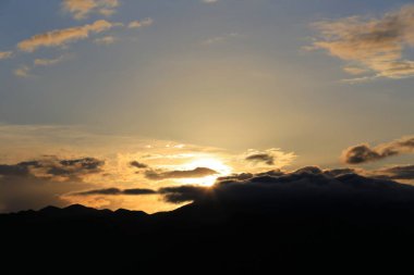 Dağların ardında güzel bir gün batımı