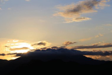 Dağlarda güzel bir gün batımı