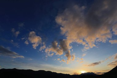 Denizin üzerinde güzel bir gün batımı