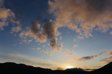 Denizin üzerinde güzel bir gün batımı