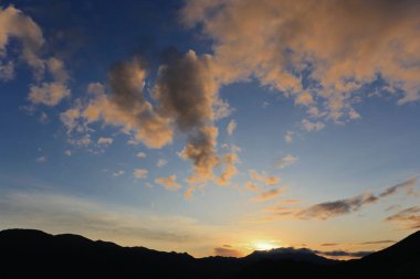 Denizin üzerinde güzel bir gün batımı