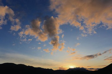 Denizin üzerinde güzel bir gün batımı