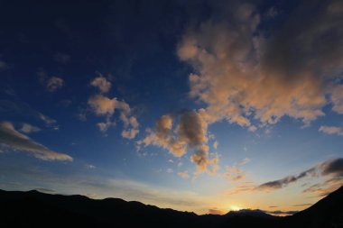 Dağların ardında güzel bir gün batımı