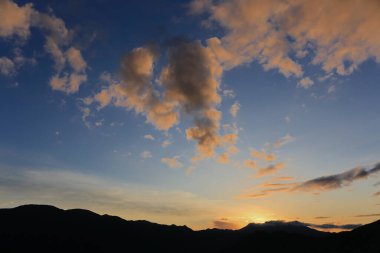 Dağların ardında güzel bir gün batımı