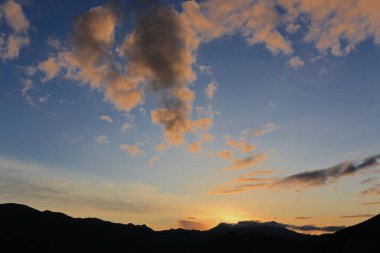 Dağların ardında güzel bir gün batımı