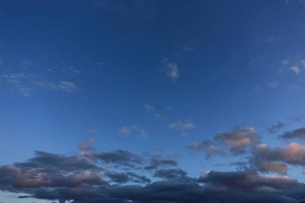 Μπλε Ουρανός Άσπρα Σύννεφα Στο Ηλιοβασίλεμα — Φωτογραφία Αρχείου