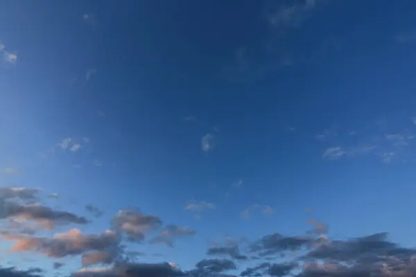 Kék Fehér Felhőkkel Naplementében — Stock Fotó