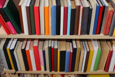 Kitapların ve kitap yığınının görünümünü kapat