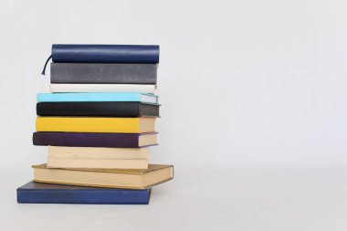 Beyaz arkaplan üzerine kitap yığını