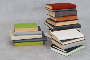 Beyaz arkaplan üzerine kitap yığını