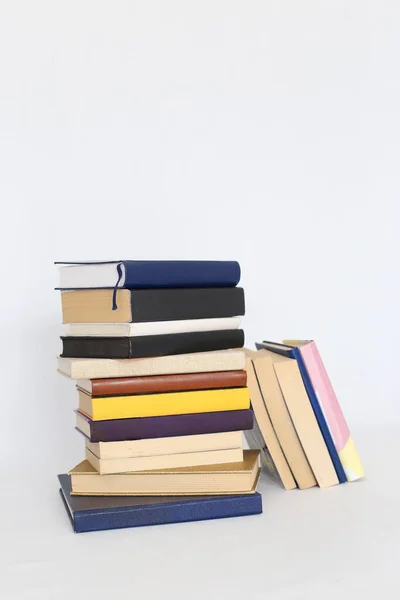 Montón Libros Sobre Fondo Blanco — Foto de Stock