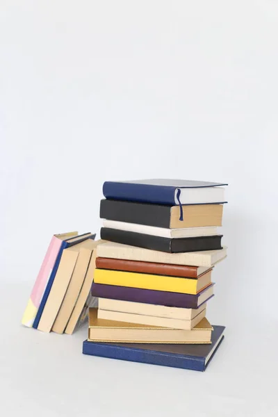 Mucchio Libri Sfondo Bianco — Foto Stock