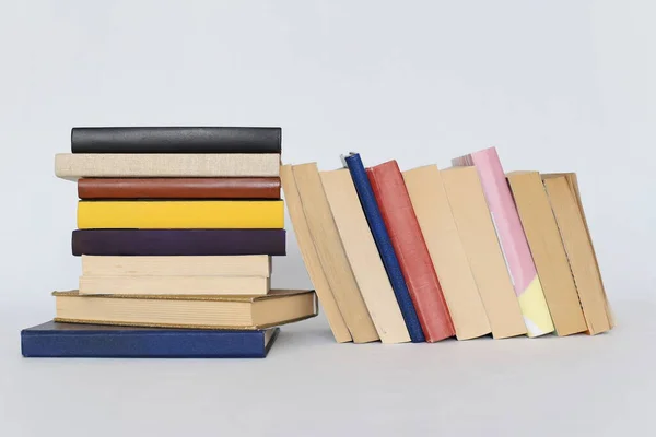 Stapel Verschiedenfarbiger Bücher Auf Weißem Hintergrund — Stockfoto