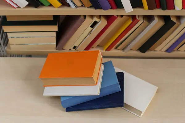 Pila Libros Sobre Mesa Madera Blanca Espacio Para Texto — Foto de Stock