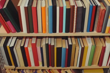 Tahta masadaki kitap yığını.