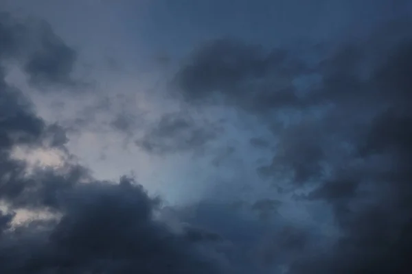 Mörk Himmel Med Moln Kopiera Utrymme — Stockfoto