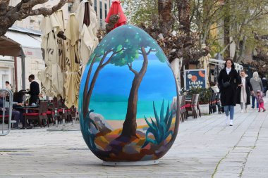 Makarska, Hırvatistan, 04 / 07 / 2023. Meydanlara yerleştirilen büyük Paskalya yumurtaları Paskalya 'nın atmosferini yaratır.