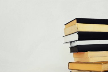 Beyaz arkaplan üzerine kitap yığını
