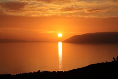 Denizin üzerinde güzel bir gün batımı