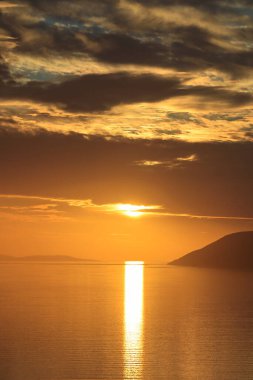 Denizin üzerinde güzel bir gün batımı