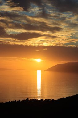 Denizin üzerinde güzel bir gün batımı
