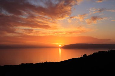 Denizin üzerinde güzel bir gün batımı