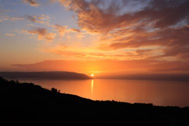 Denizin üzerinde güzel bir gün batımı