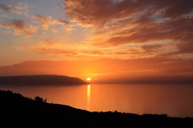 Denizin üzerinde güzel bir gün batımı