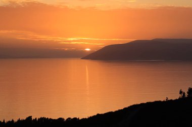 Denizin üzerinde güzel bir gün batımı