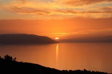 Denizin üzerinde güzel bir gün batımı