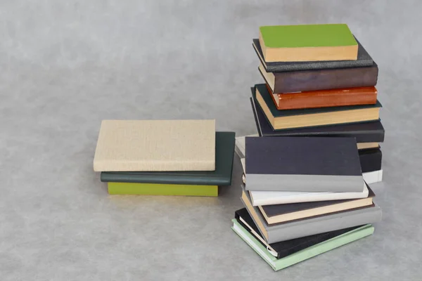 Alte Bücher Mit Buch Und Buchstaben Auf Weißem Hintergrund Kopierraum — Stockfoto