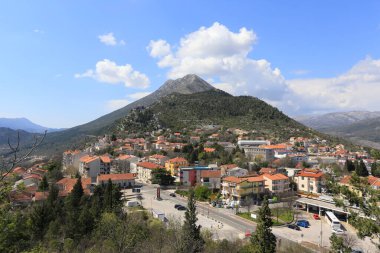 Köyün uzak köşesindeki Hırvat kasabasının güneşli bir gününde manzara